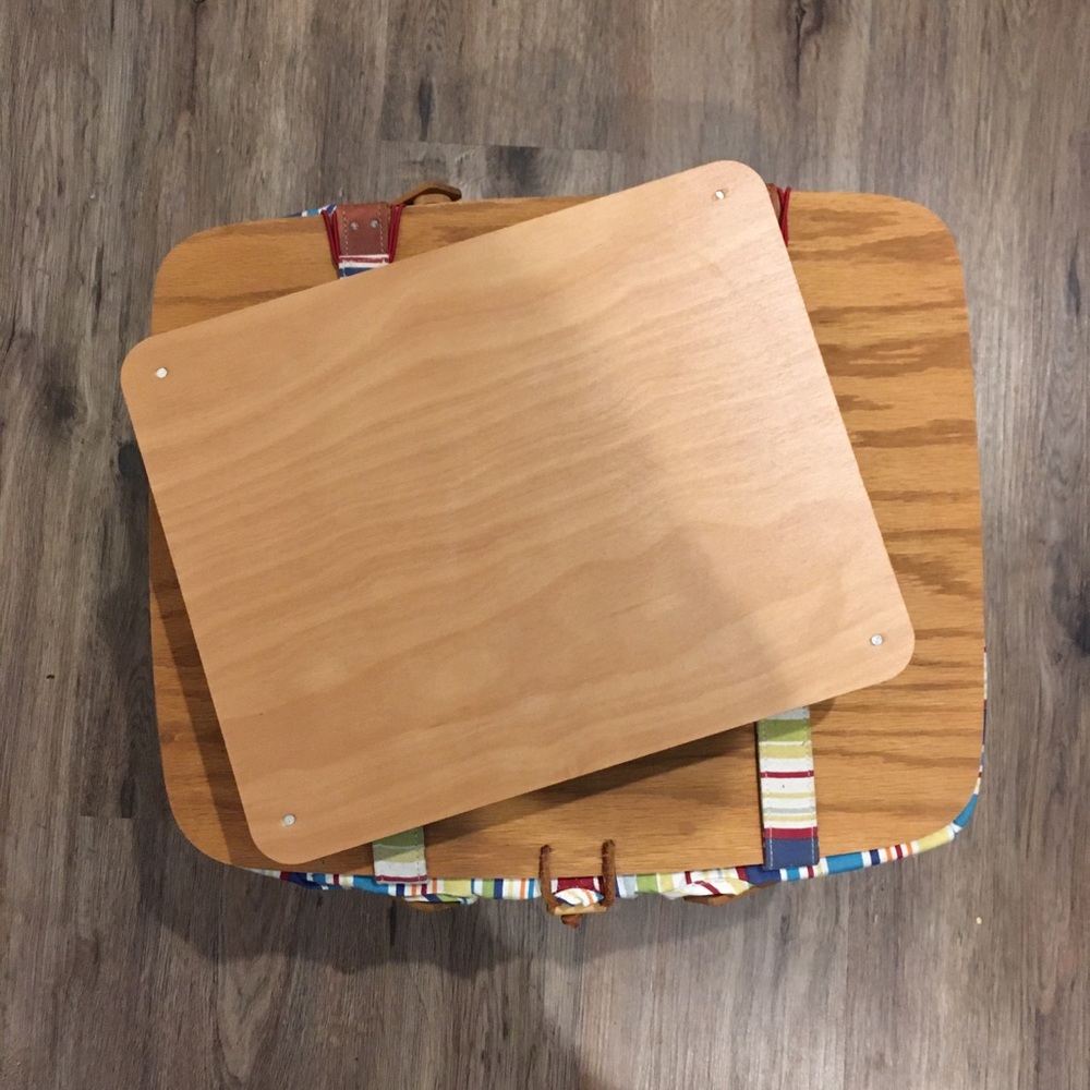 Longaberger Larger Picnic Basket #10324 / 2007 - Picture 2 of 16